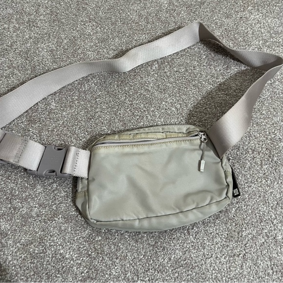 LULULEMON Silver Everywhere Belt Bag 1L - Picture 5 of 8